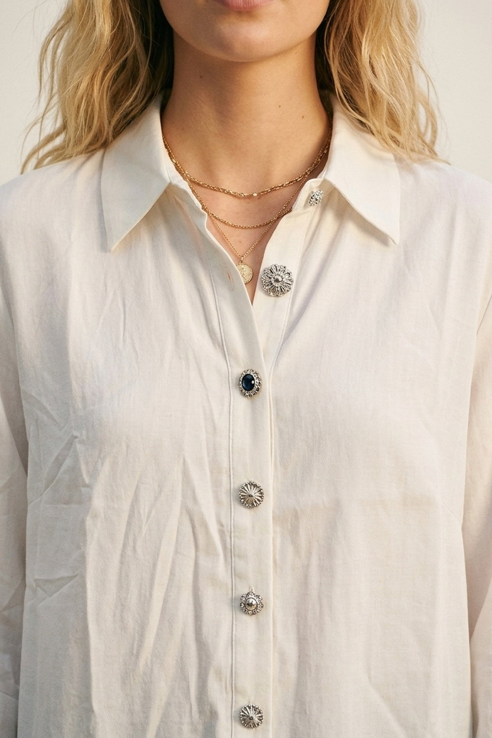 Camisa clássica branca com botões na frente e punhos com motivos de destaque