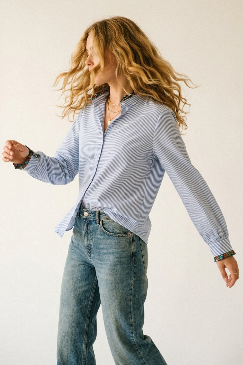 Q2 Camisa com botões às riscas azul-clara com adorno floral
