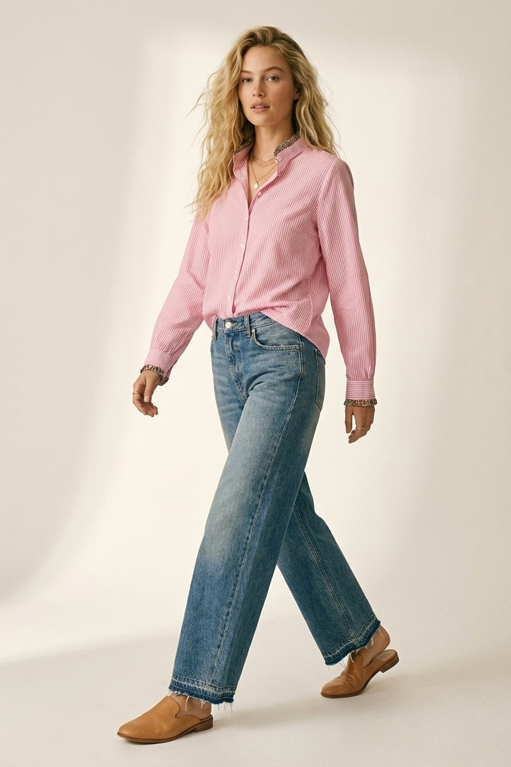 Camisa com botões às riscas cor-de-rosa e guarnição floral