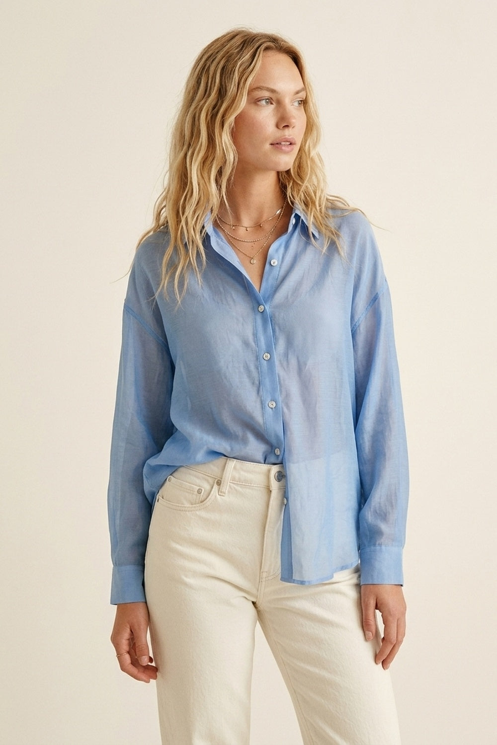 Q2 Camisa com botões azul céu transparente com corte descontraído