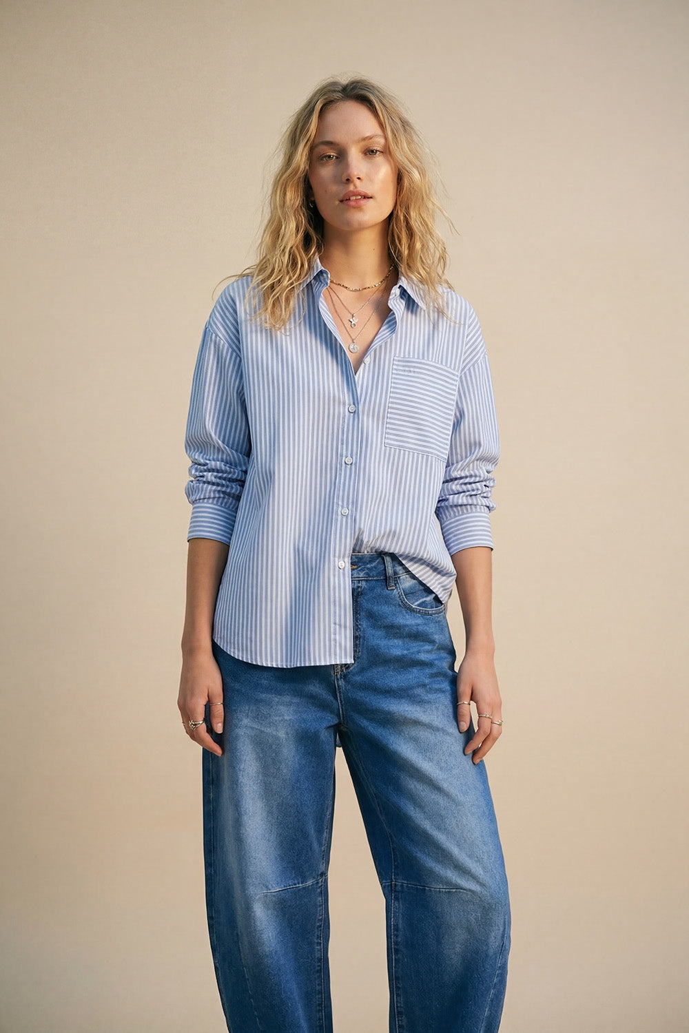 Q2 Camisa com botões de ajuste descontraído azul claro às riscas
