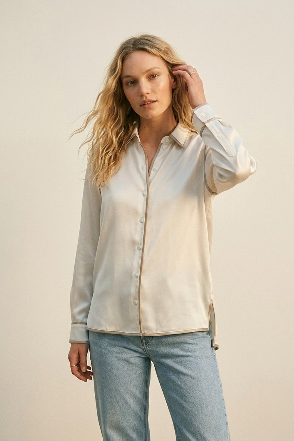 Q2 Camisa com botões em cetim creme com rebordo em contraste