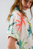 Camisa com botões em creme com estampado de praia e gola polo