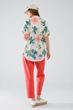 Camisa com botões em creme com estampado de praia e gola polo