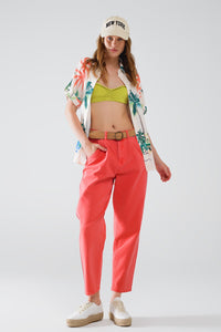 Camisa com botões em creme com estampado de praia e gola polo