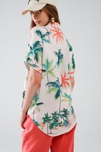 Camisa com botões em creme com estampado de praia e gola polo