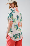 Camisa com botões em creme com estampado de praia e gola polo