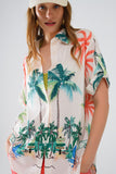 Camisa com botões em creme com estampado de praia e gola polo