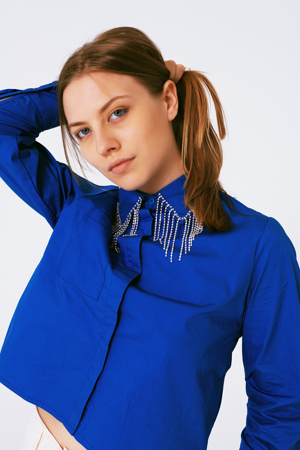 Q2 Camisa com colarinho de franjas e strass em azul