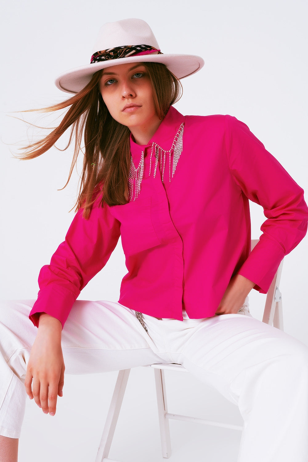 Q2 Camisa com colarinho de franjas e strass em fuxia