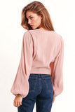 Camisa com decote em V e mangas super volumosas em cor-de-rosa