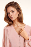 Camisa com decote em V e mangas super volumosas em cor-de-rosa