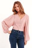 Q2 Camisa com decote em V e mangas super volumosas em cor-de-rosa