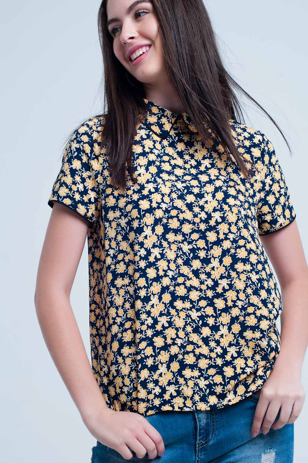 Q2 Camisa com estampa de flores amarelas