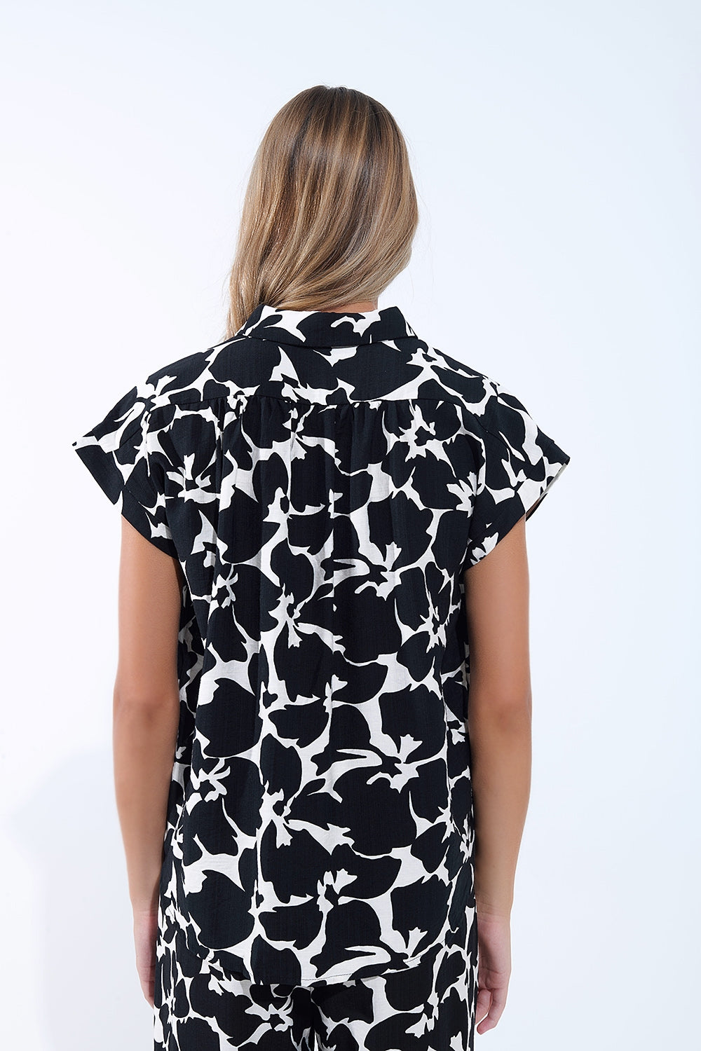 Camisa com estampado floral preto e branco e mangas curtas