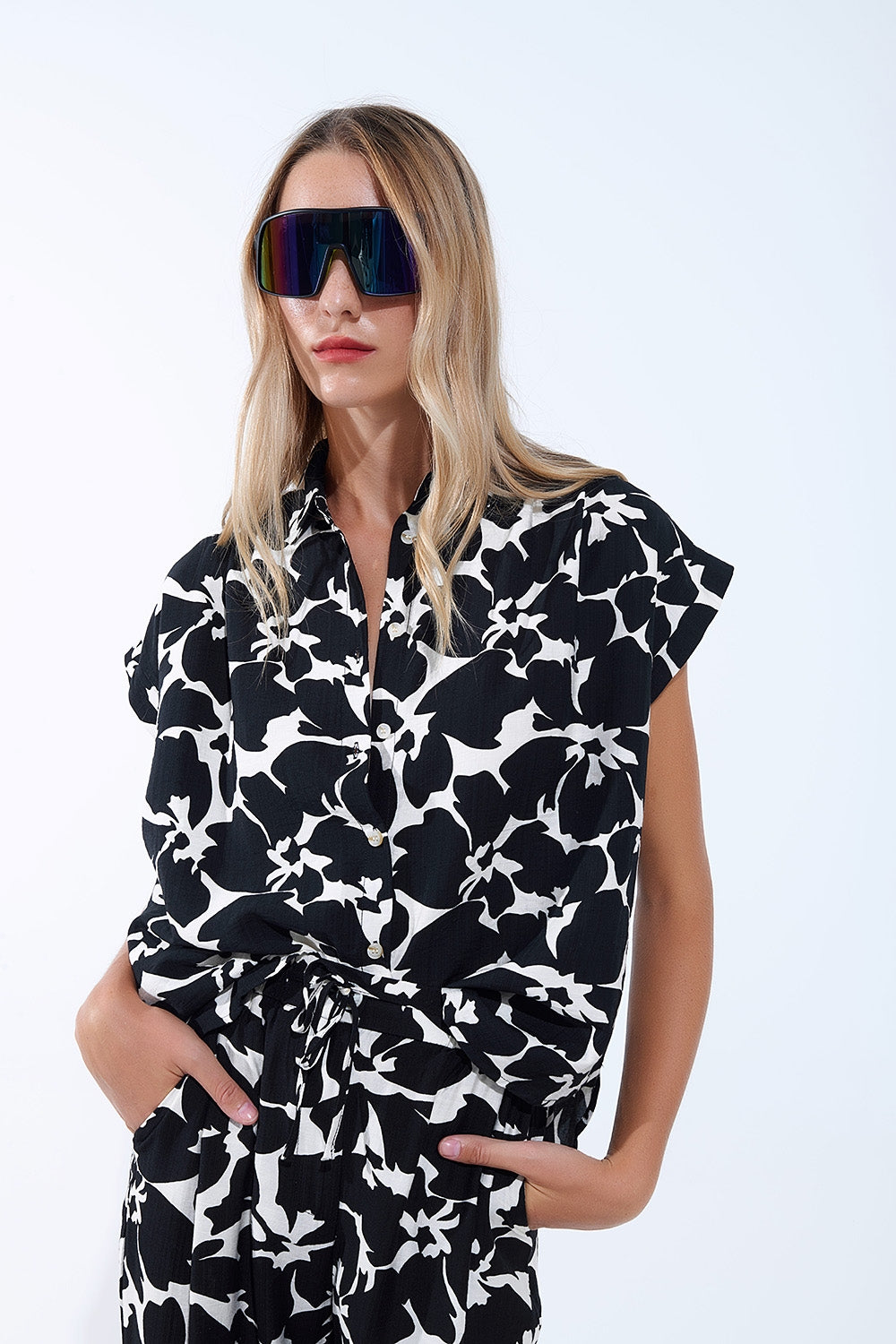 Camisa com estampado floral preto e branco e mangas curtas