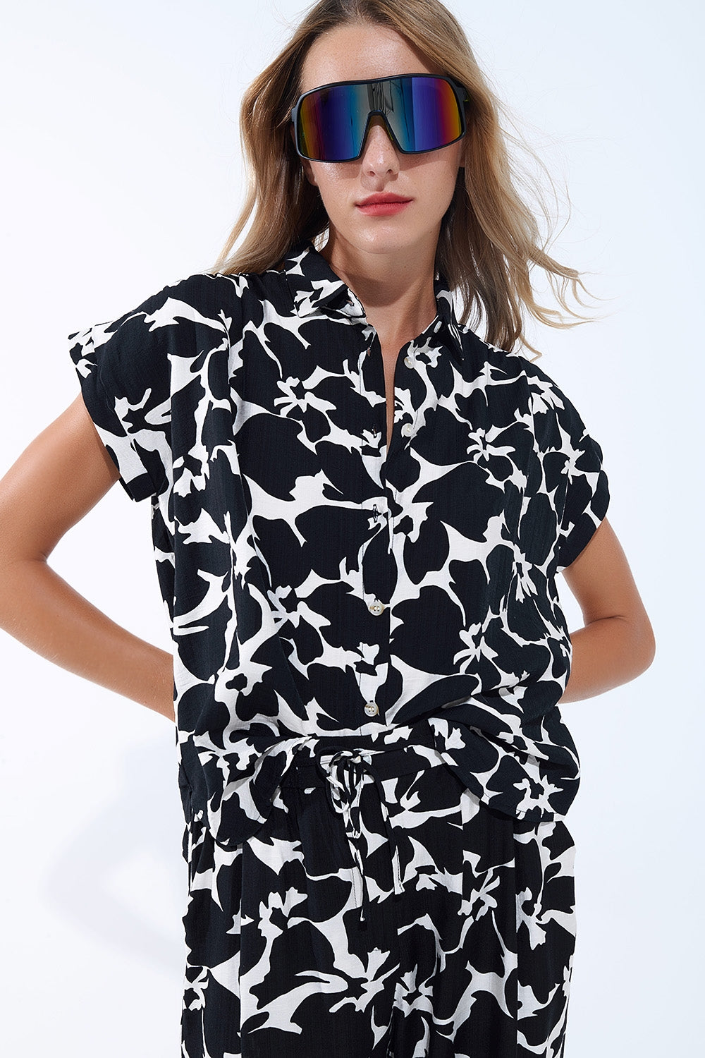 Camisa com estampado floral preto e branco e mangas curtas