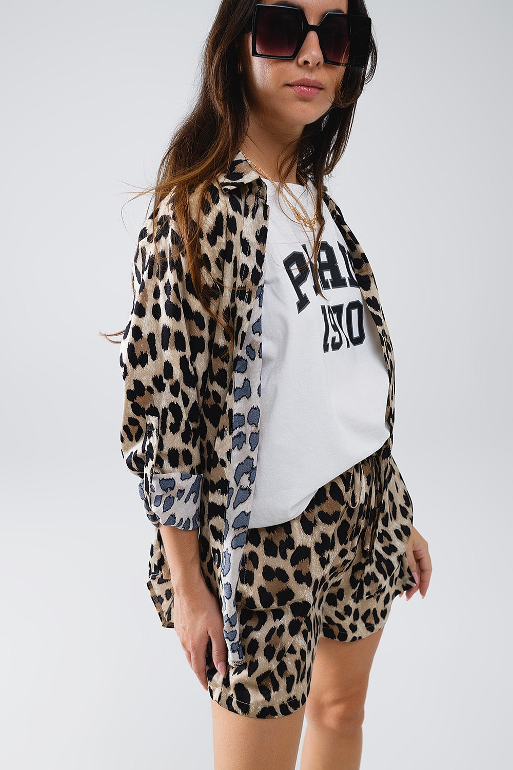 Q2 Camisa com estampado leopardo e mangas compridas