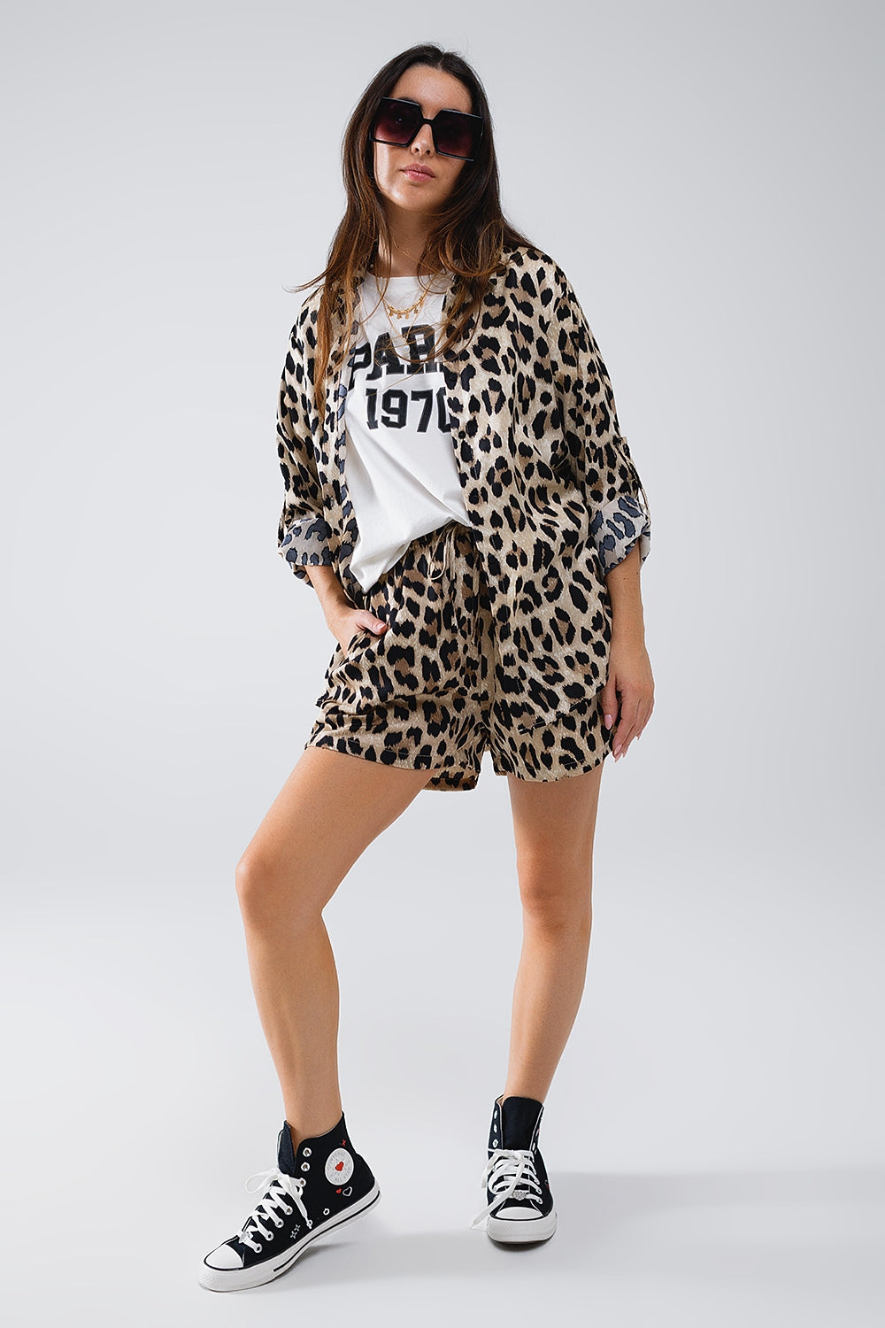 Camisa com estampado leopardo e mangas compridas