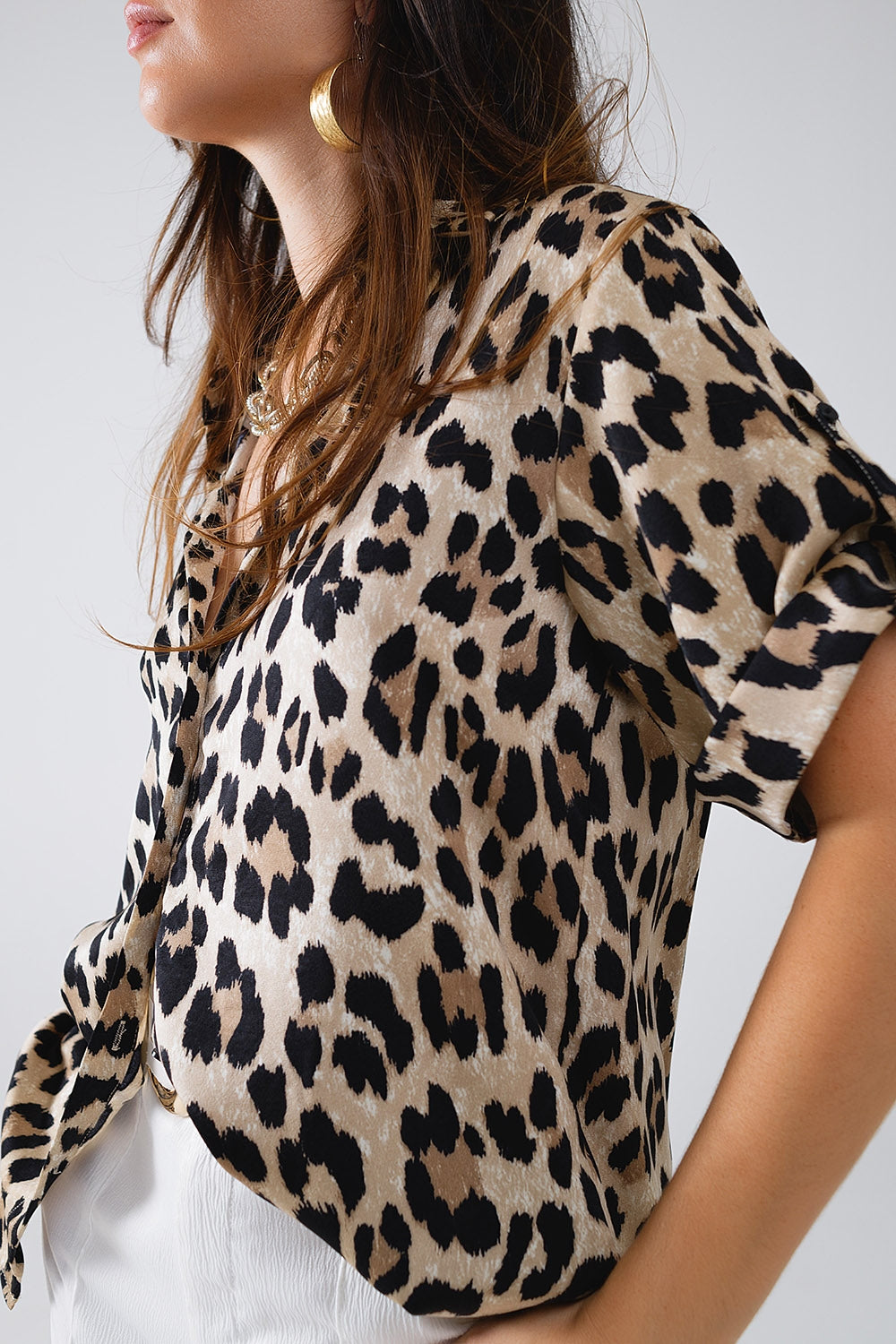 Camisa com estampado leopardo e punhos enrolados