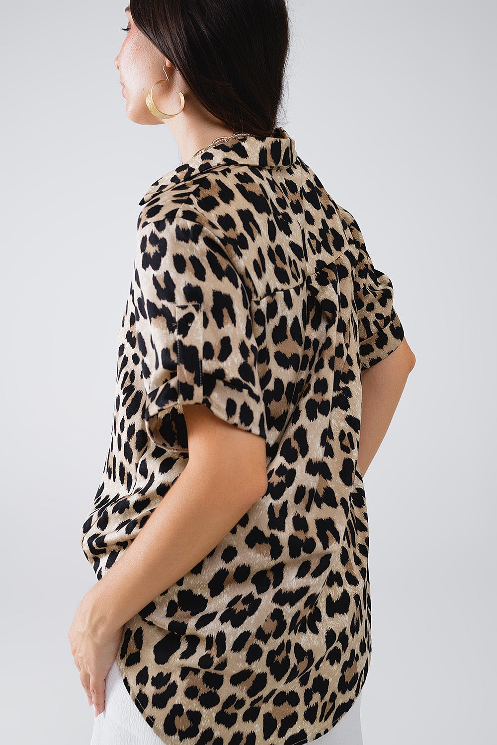 Camisa com estampado leopardo e punhos enrolados