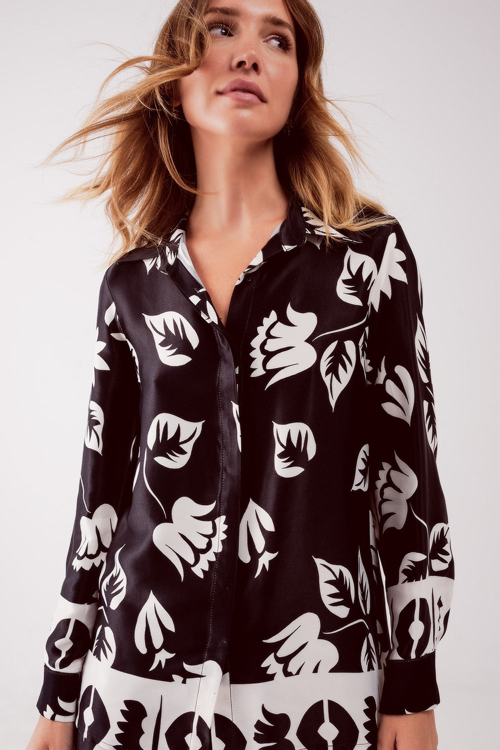 Q2 Camisa com estampas florais em preto