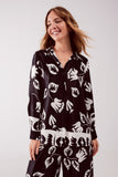 Camisa com estampas florais em preto