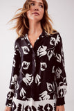 Q2 Camisa com estampas florais em preto