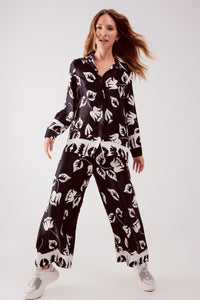 Camisa com estampas florais em preto