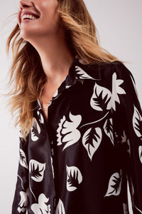 Camisa com estampas florais em preto