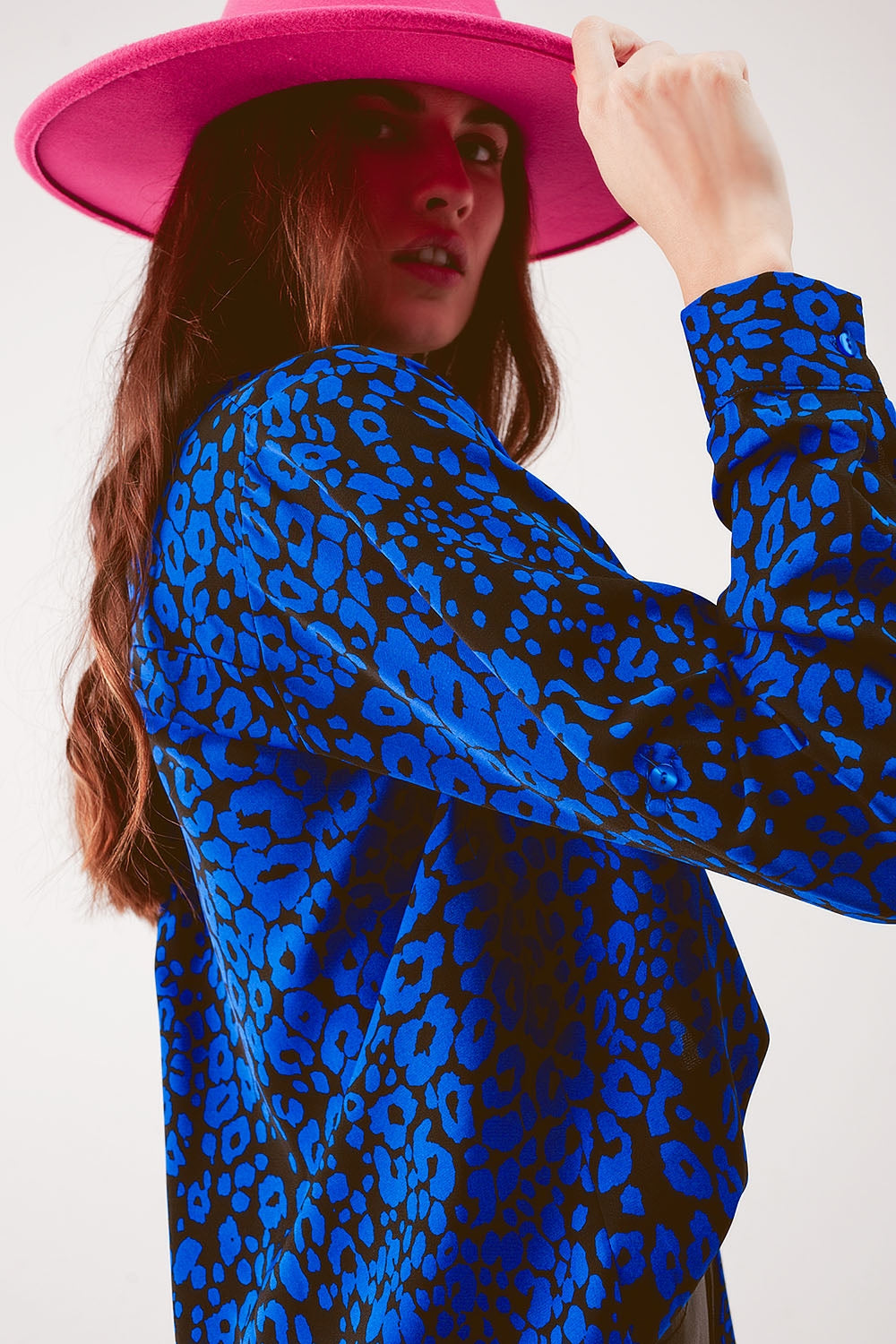 Camisa com padrão animal em cor azuis