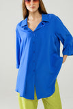 Q2 Camisa confeccionada em tecido muito macio e leve na cor azul elétrico