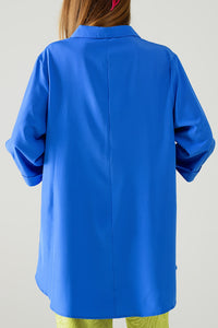 Camisa confeccionada em tecido muito macio e leve na cor azul elétrico