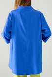 Camisa confeccionada em tecido muito macio e leve na cor azul elétrico