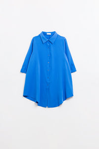 Camisa confeccionada em tecido muito macio e leve na cor azul elétrico