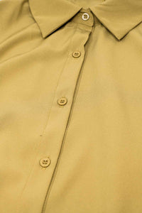 Camisa confeccionada em tecido muito macio e leve na cor camel