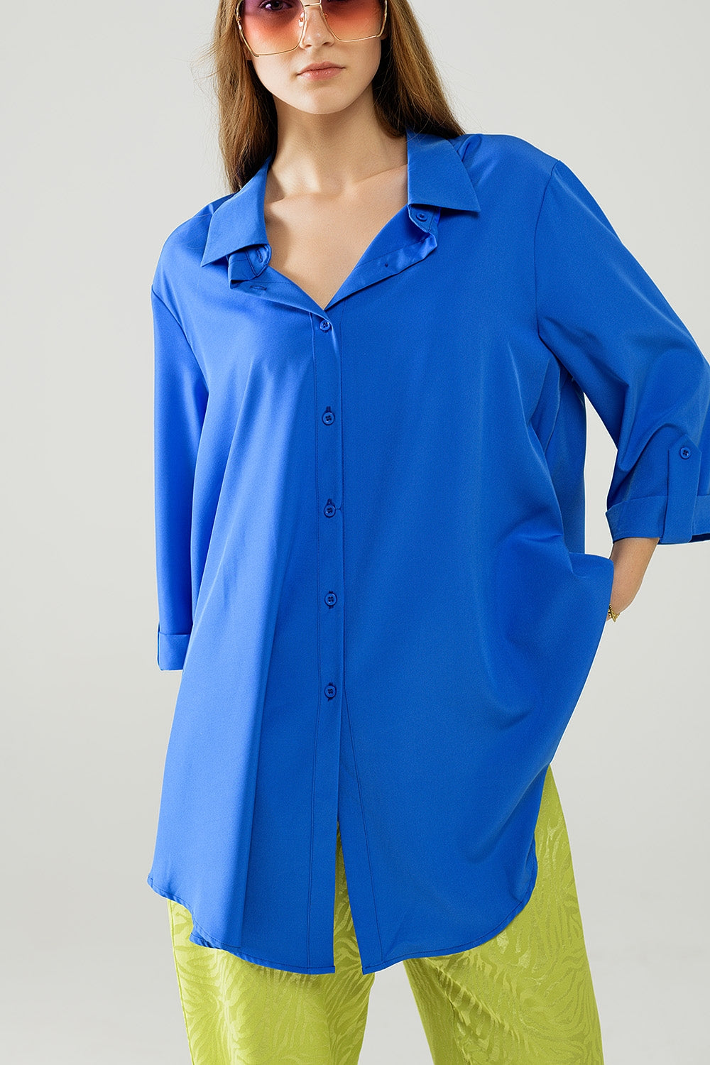 Q2 Camisa confeccionada em tecido muito suave e leve na cor azul elétrico.
