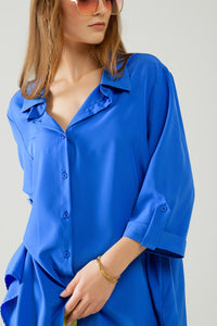 Camisa confeccionada em tecido muito suave e leve na cor azul elétrico.
