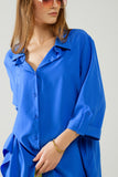 Camisa confeccionada em tecido muito suave e leve na cor azul elétrico.