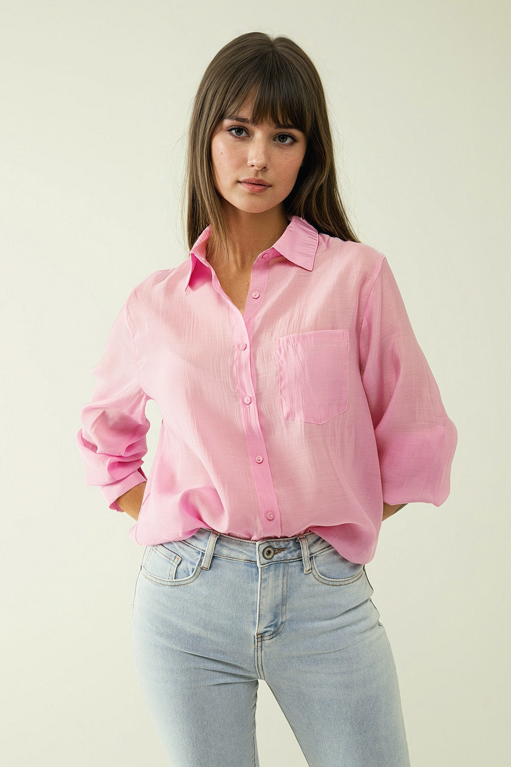 Q2 Camisa cor-de-rosa com mangas compridas e um bolso no peito