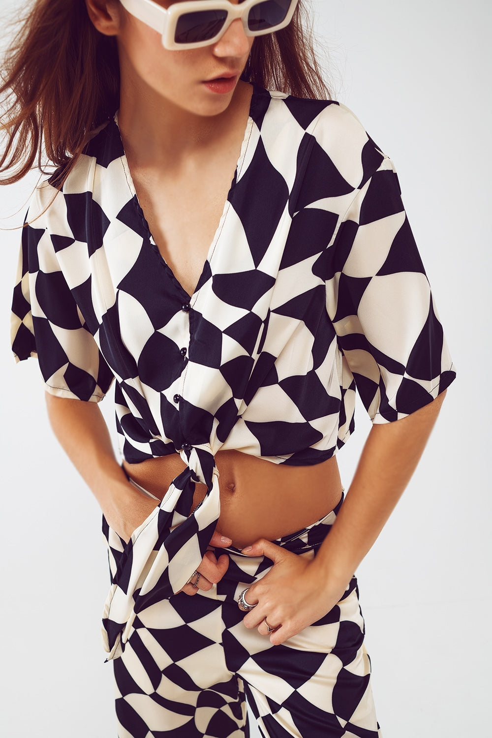 Q2 Camisa cortada com nó em estampa abstrata preta e branca Bauhaus