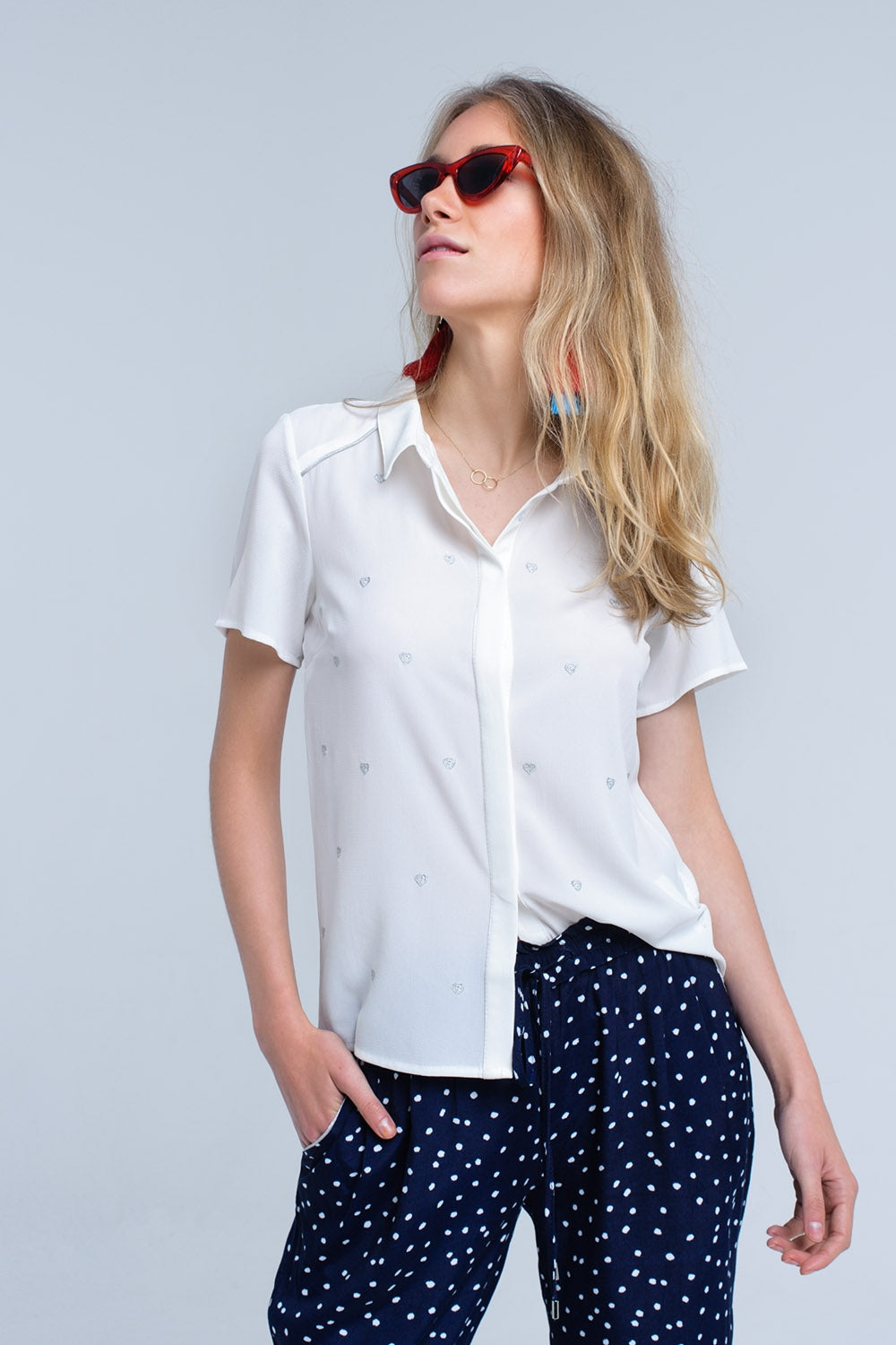 Q2 Camisa creme com bordado de coração