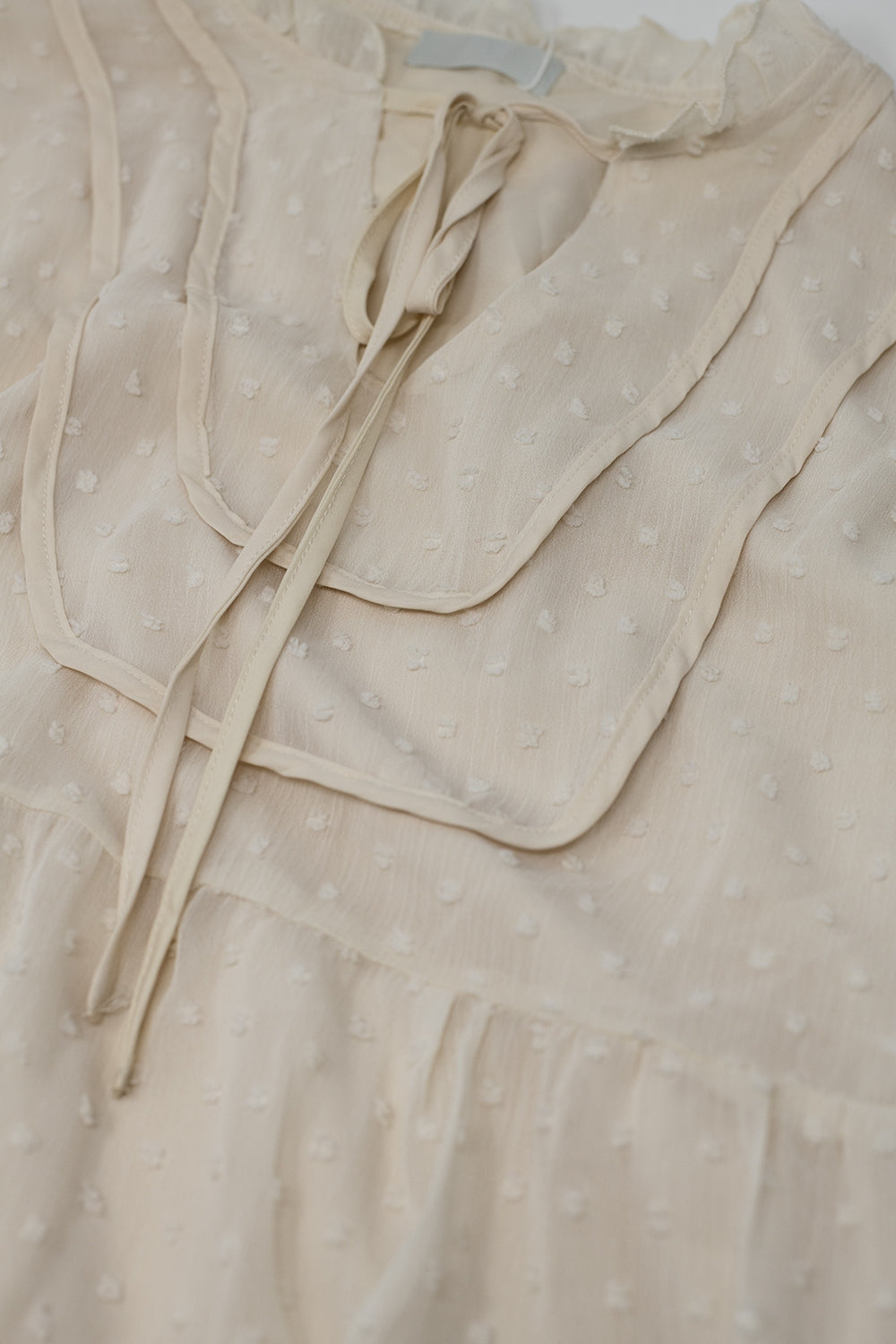 Camisa creme com delineado ruched e mangas compridas