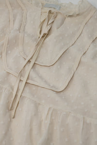Camisa creme com delineado ruched e mangas compridas
