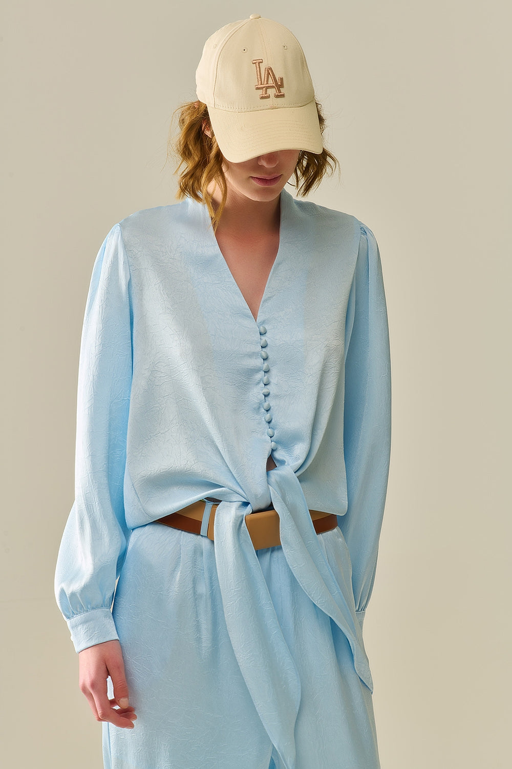 Q2 Camisa Cropped com Botões em Azul com Detalhe de Nó