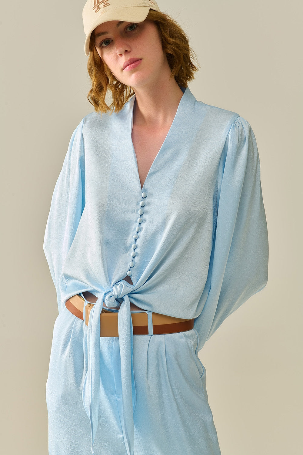 Camisa Cropped com Botões em Azul com Detalhe de Nó