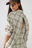 Camisa cuadros com abertura nas costas em bege