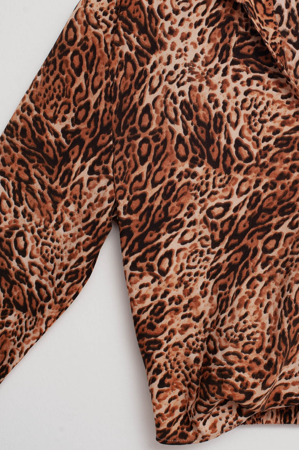 Camisa curta com estampa de leopardo