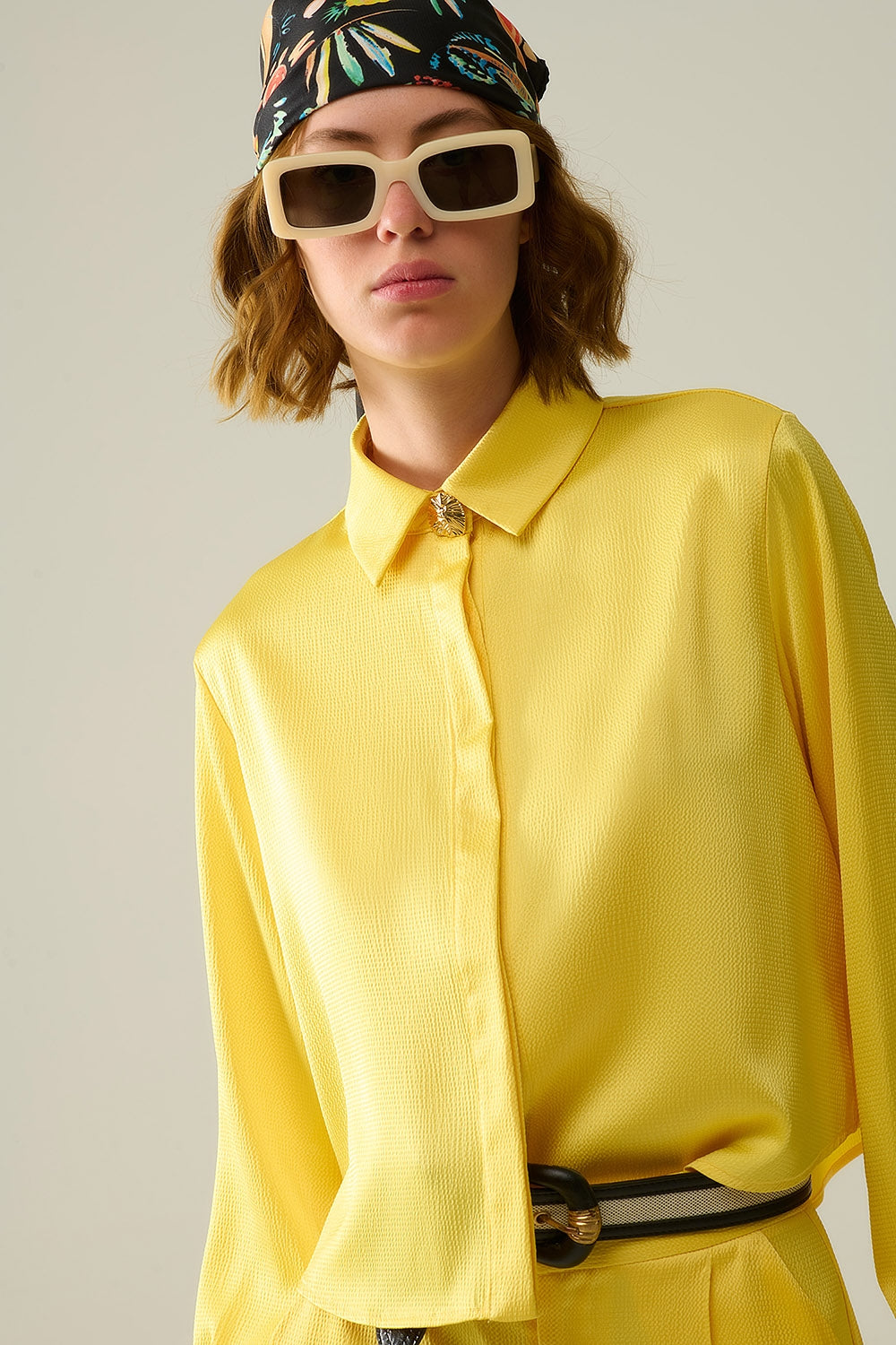 camisa curta de cetim amarela texturizada