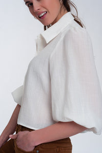 Camisa curta em branco com mangas insufláveis